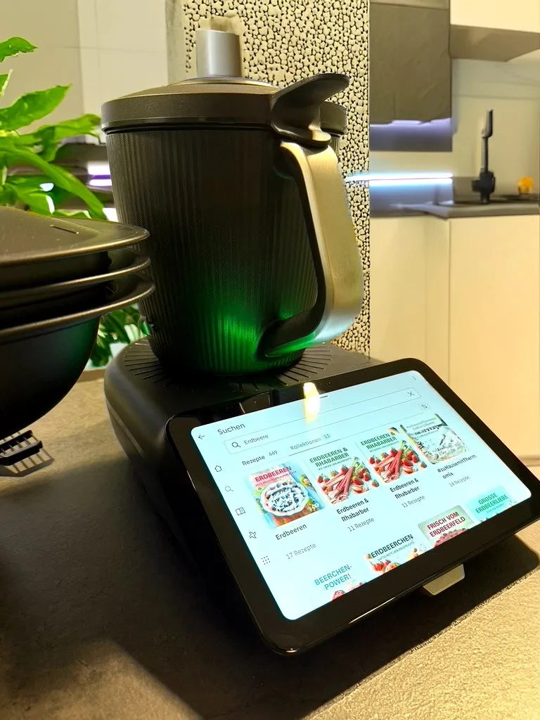 Thermomix® TM7 mit leuchtendem Display auf einer Küchentheke